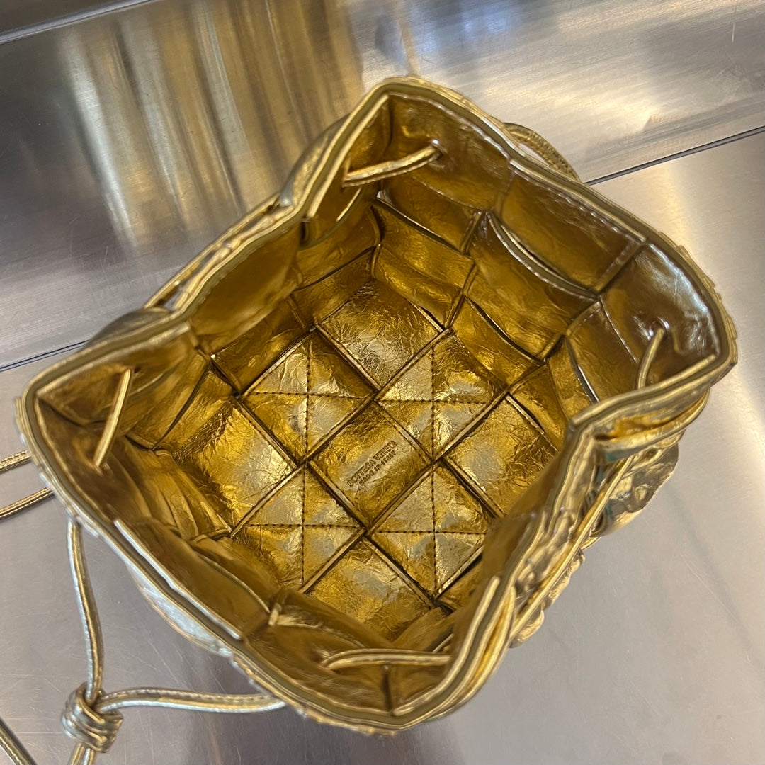 KLEINER KASSETTEN-BUCKET 18 IN GOLD-METALLIC WEICHES LAMMLEDER