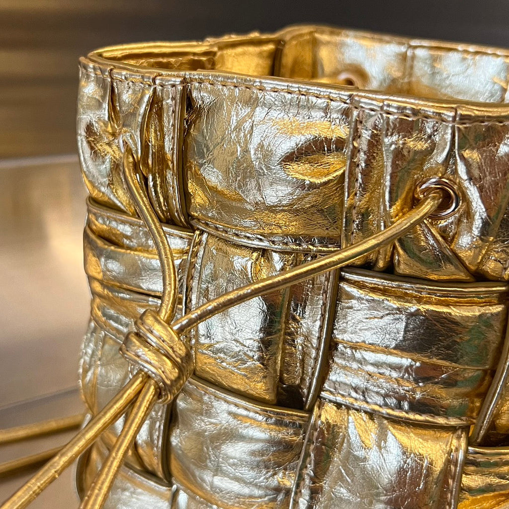 KLEINER KASSETTEN-BUCKET 18 IN GOLD-METALLIC WEICHES LAMMLEDER