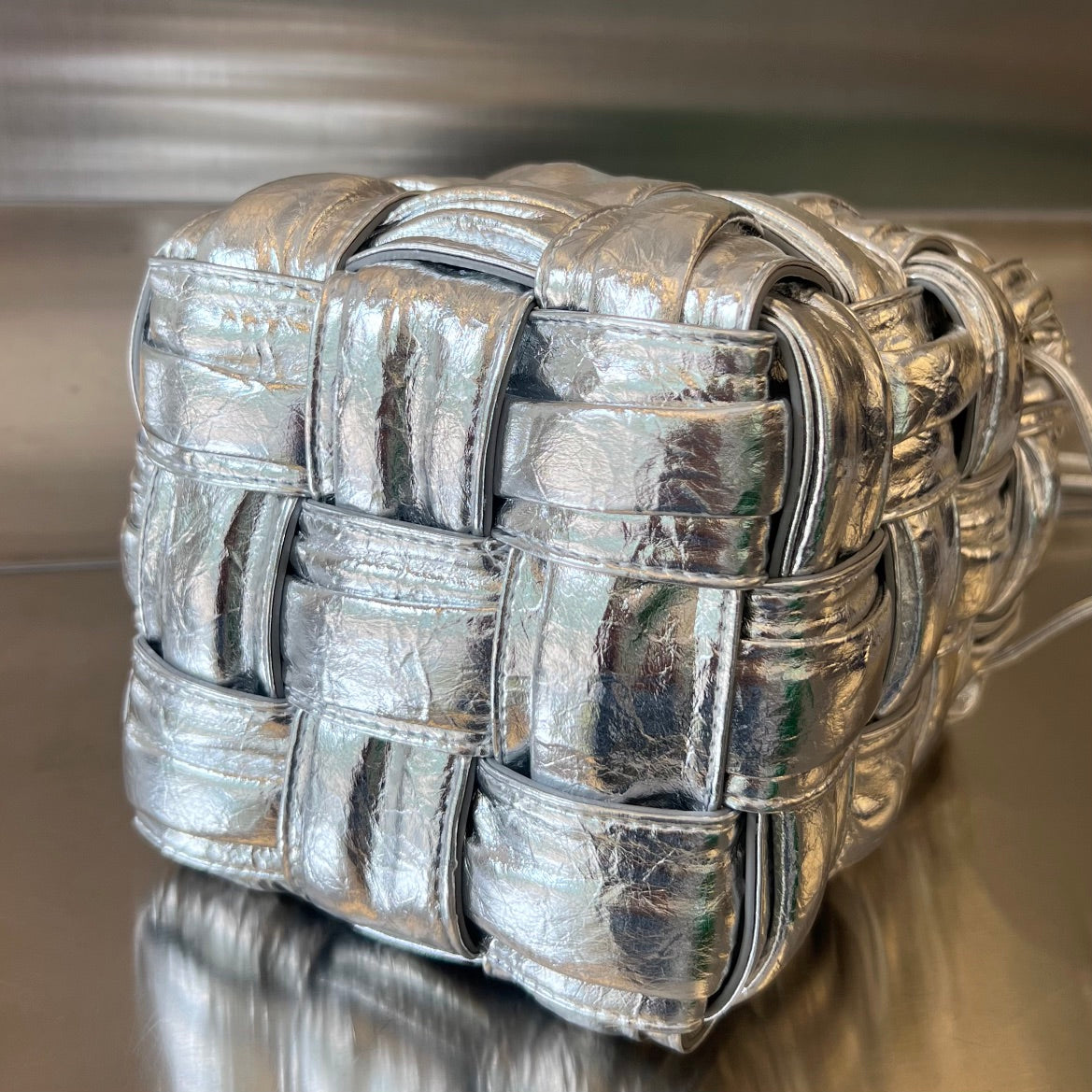 KLEINER KASSETTEN-BUCKET 18 ZOLL SILBER-METALLIC WEICHES LAMMLEDER