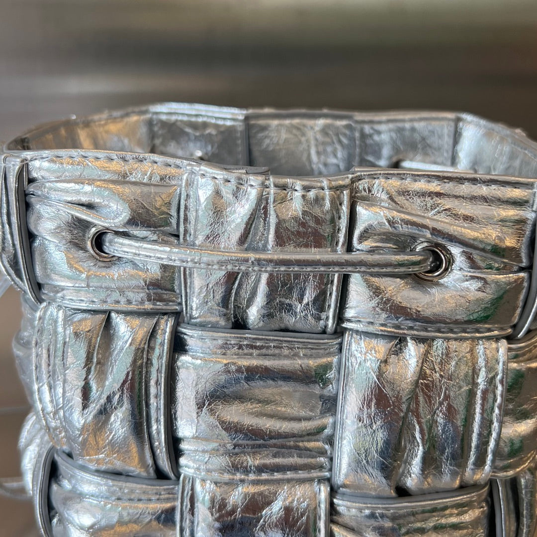 KLEINER KASSETTEN-BUCKET 18 ZOLL SILBER-METALLIC WEICHES LAMMLEDER