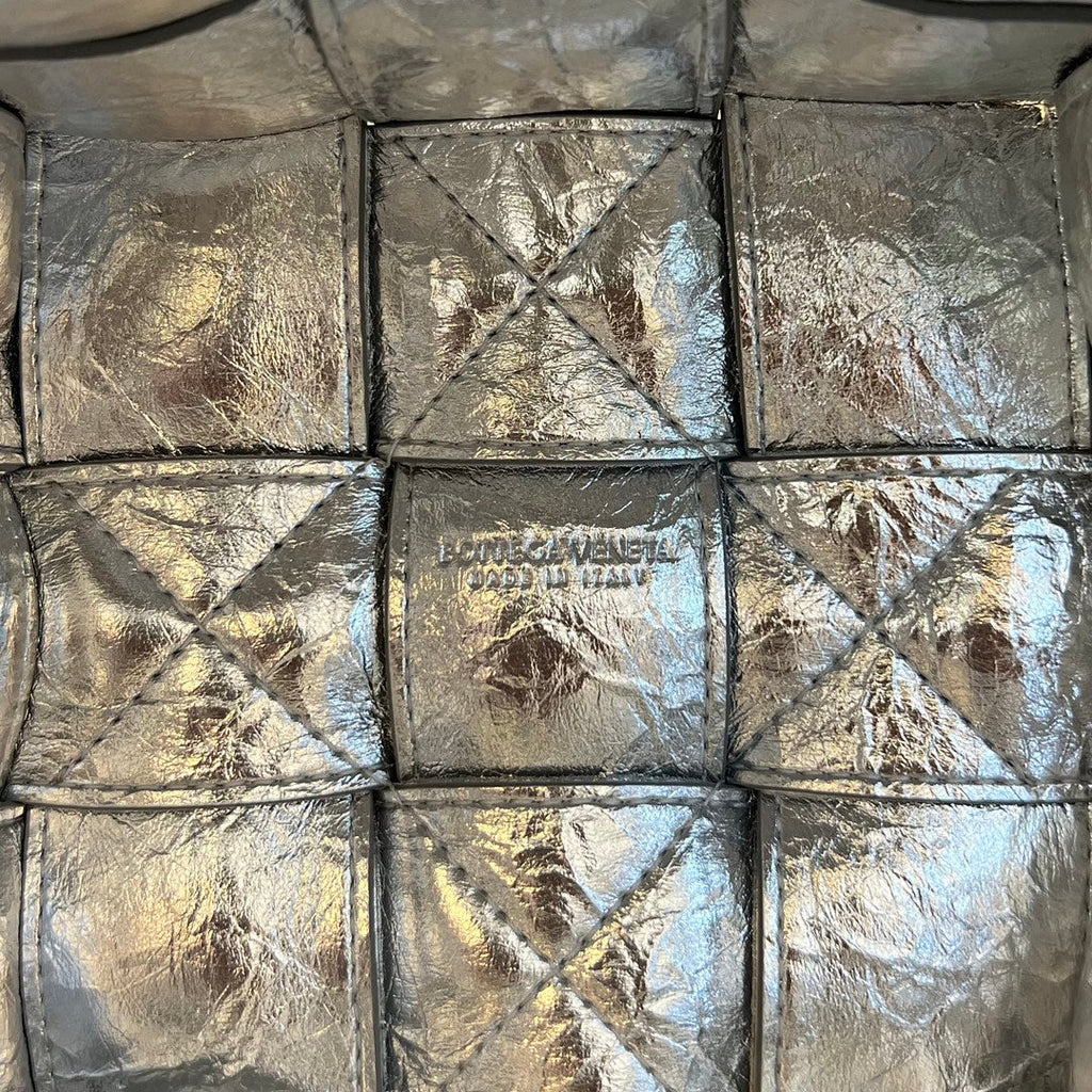 KLEINER KASSETTEN-BUCKET 18 ZOLL SILBER-METALLIC WEICHES LAMMLEDER