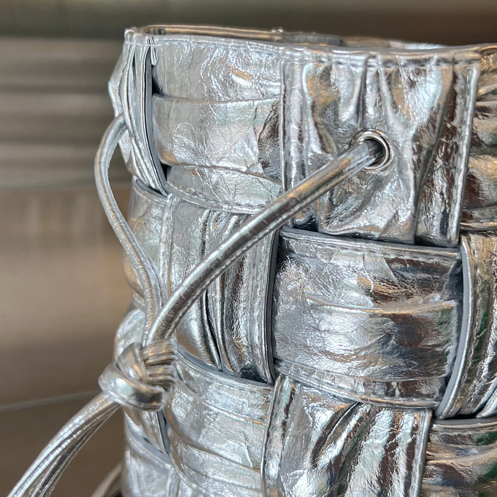 KLEINER KASSETTEN-BUCKET 18 ZOLL SILBER-METALLIC WEICHES LAMMLEDER