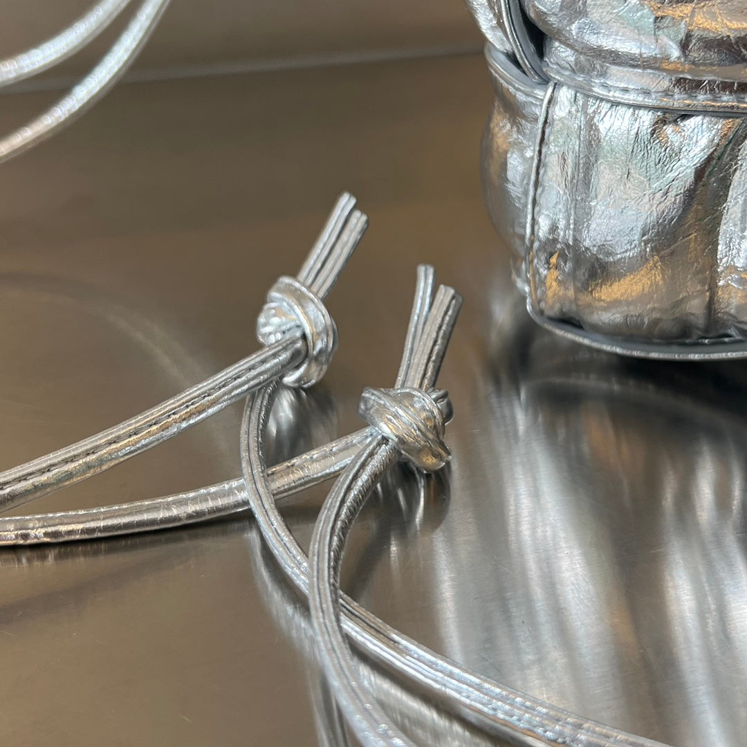 KLEINER KASSETTEN-BUCKET 18 ZOLL SILBER-METALLIC WEICHES LAMMLEDER