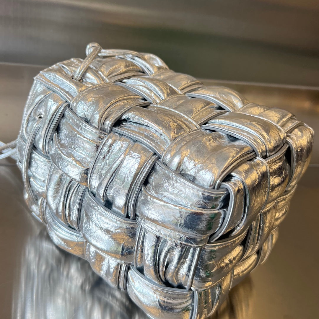 KLEINER KASSETTEN-BUCKET 18 ZOLL SILBER-METALLIC WEICHES LAMMLEDER