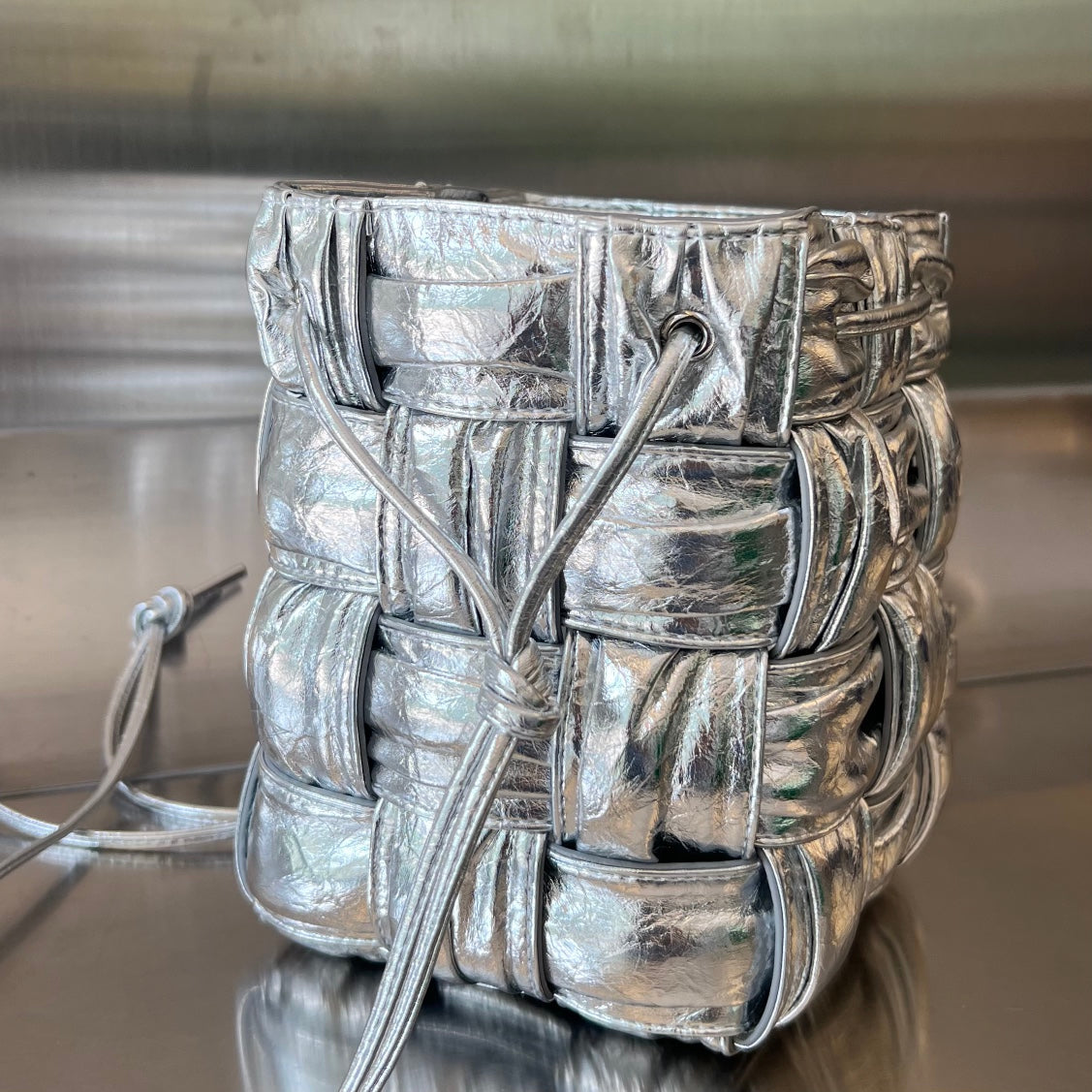 KLEINER KASSETTEN-BUCKET 18 ZOLL SILBER-METALLIC WEICHES LAMMLEDER