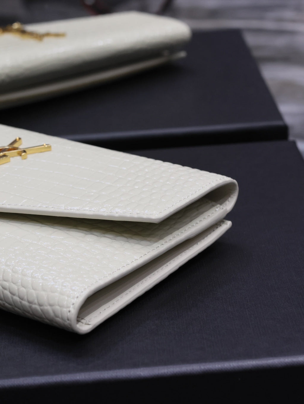 UPTOWN GELDBÖRSE 21 ZOLL WEISSES KROKODILMUSTER-KALBLEDER GOLDENES LOGO