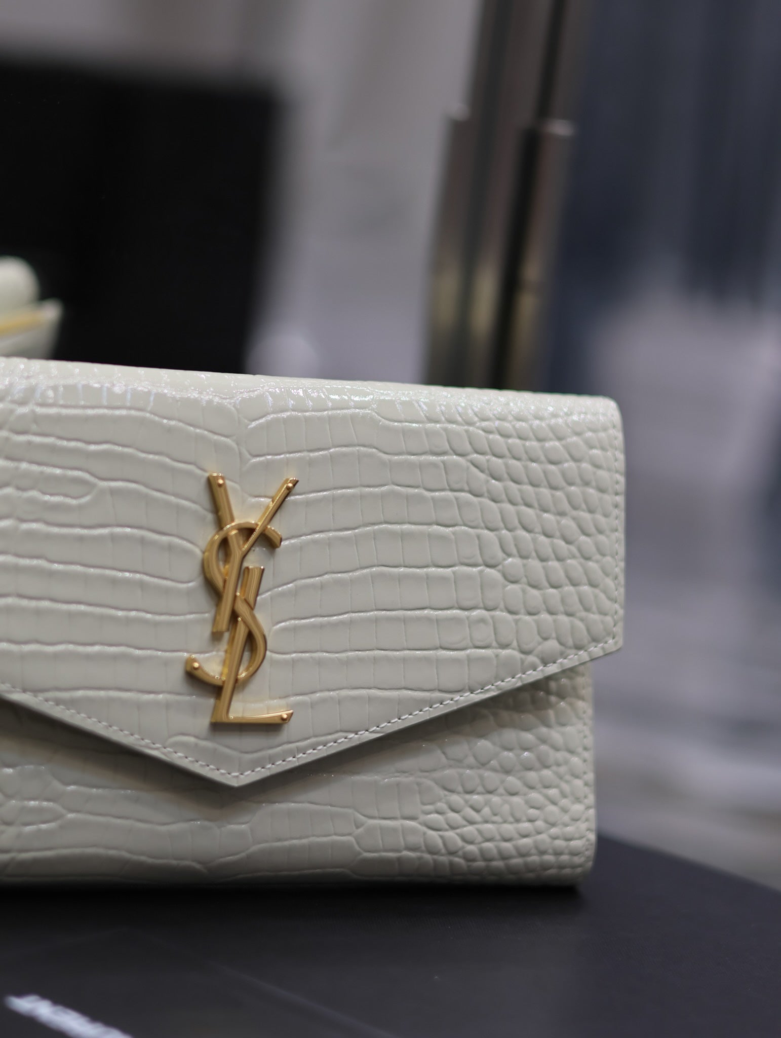 UPTOWN GELDBÖRSE 21 ZOLL WEISSES KROKODILMUSTER-KALBLEDER GOLDENES LOGO