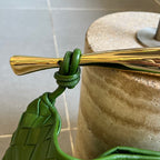 Sardine 33 mit Kette in smaragdgrünem Lammleder