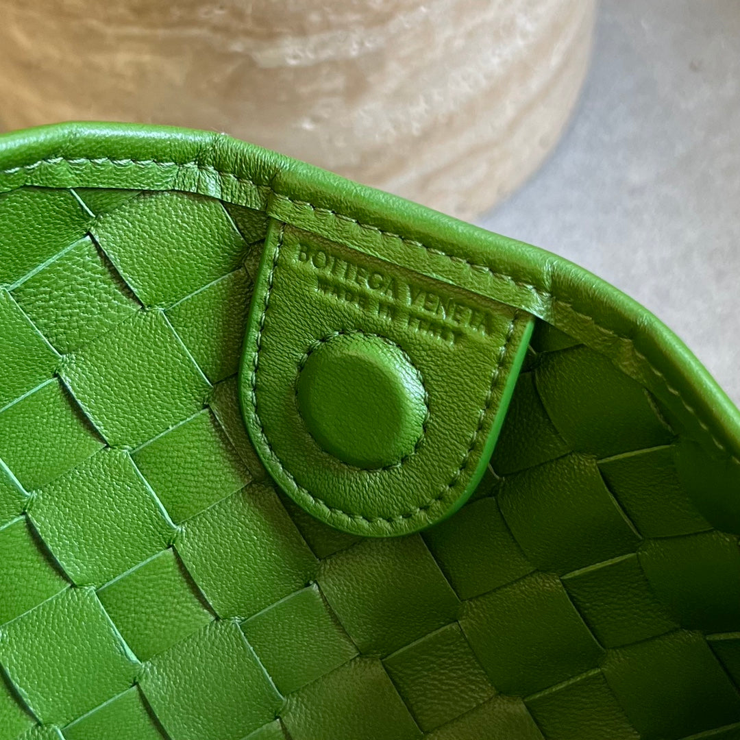 Sardine 33 mit Kette in smaragdgrünem Lammleder