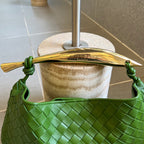 Sardine 33 mit Kette in smaragdgrünem Lammleder