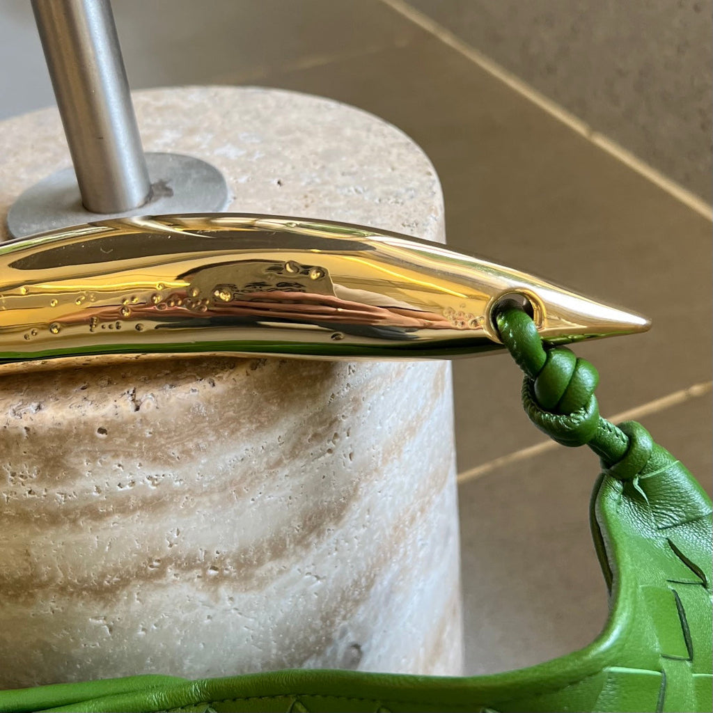 Sardine 33 mit Kette in smaragdgrünem Lammleder