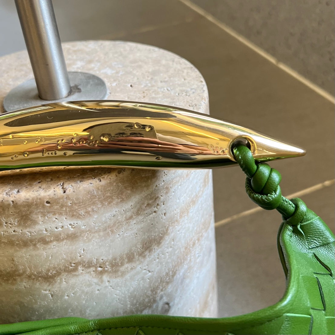 Sardine 33 mit Kette in smaragdgrünem Lammleder