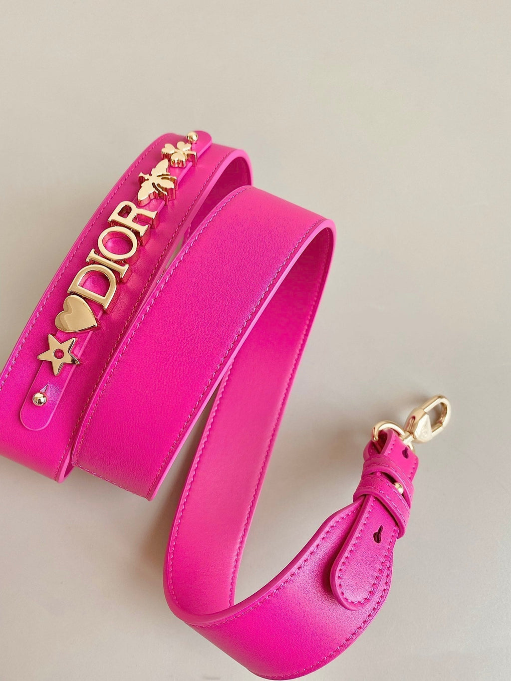 MITTLERE DAMENHANDTASCHEN 20 AUS HEISSROSA LAMMLEDER