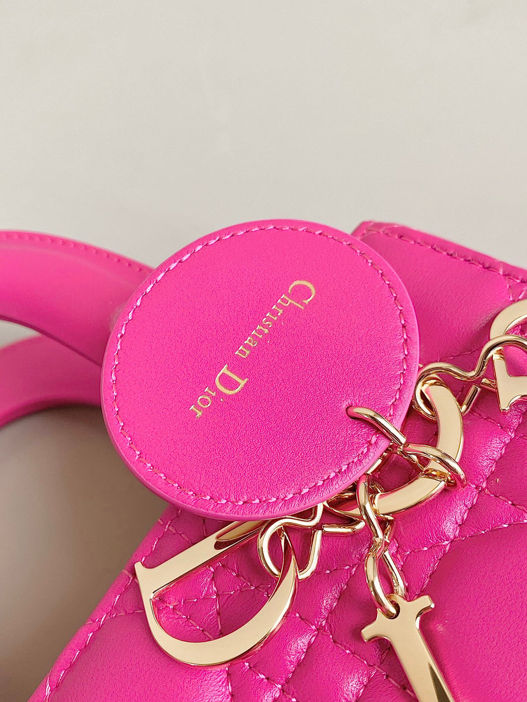 MITTLERE DAMENHANDTASCHEN 20 AUS HEISSROSA LAMMLEDER