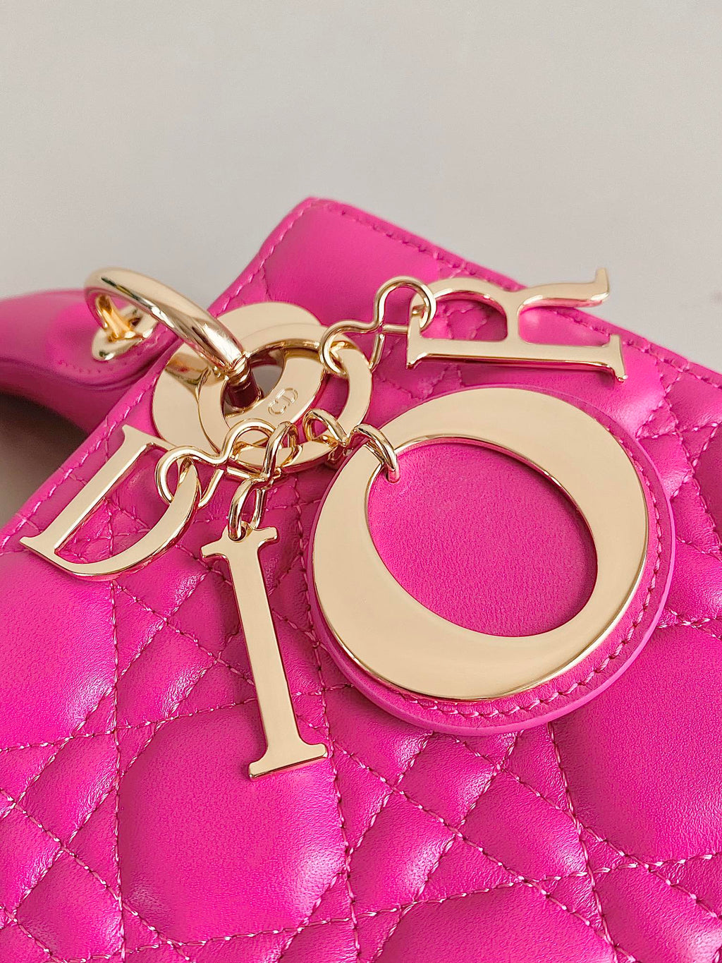 MITTLERE DAMENHANDTASCHEN 20 AUS HEISSROSA LAMMLEDER