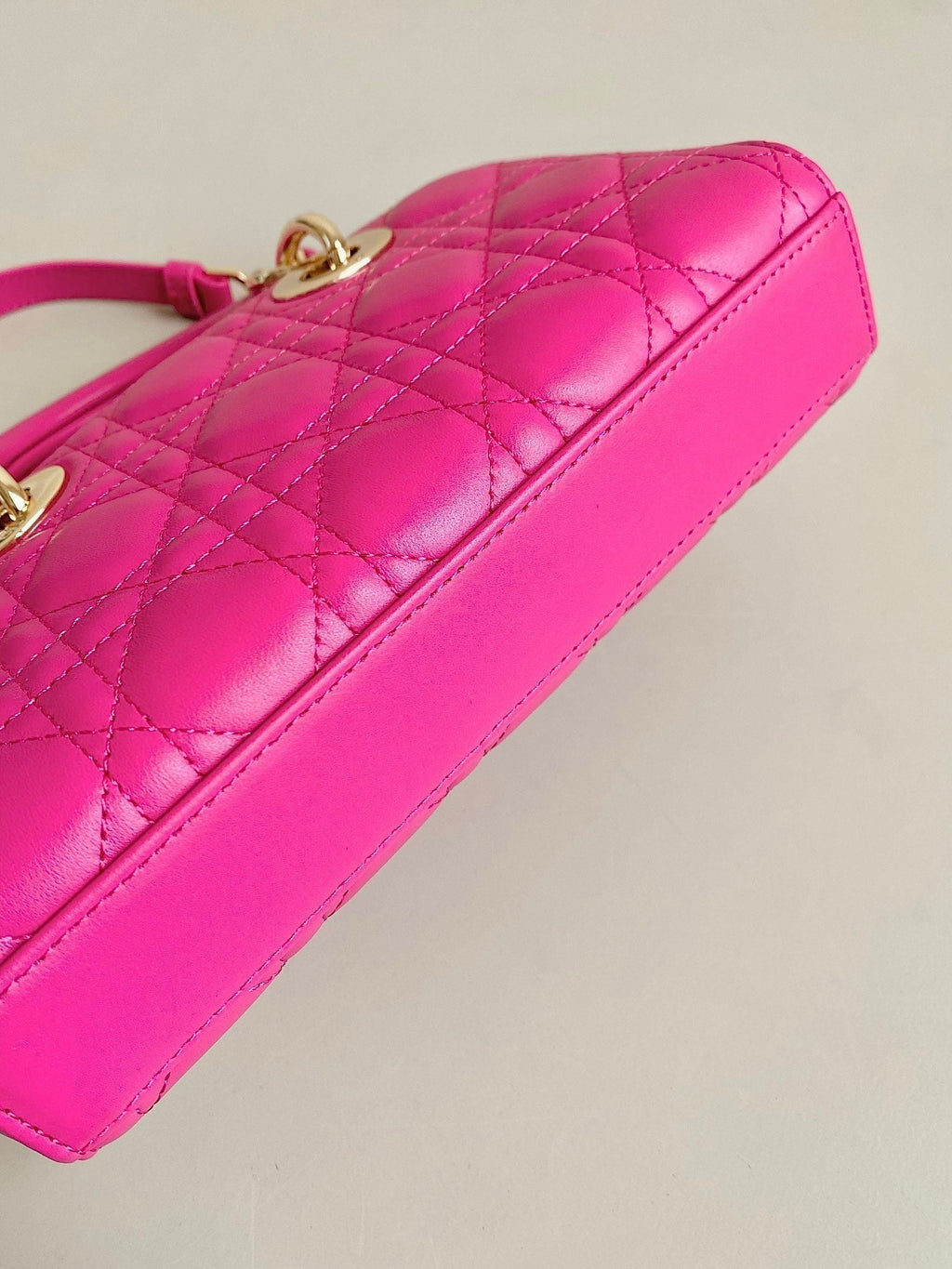 D-JOY TASCHE 22 IN ROSA LAMMLEDER