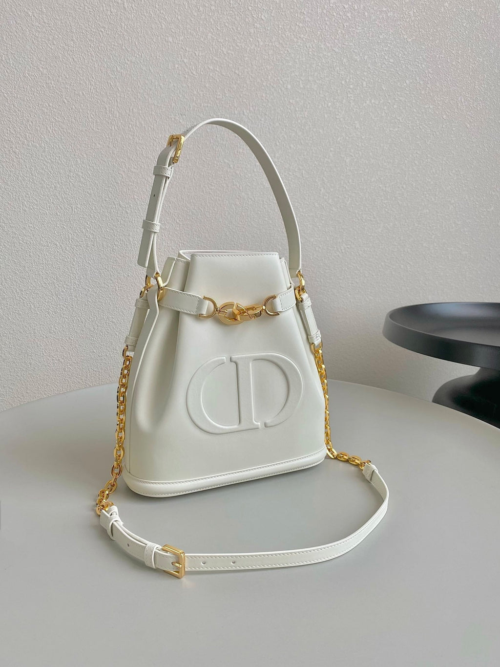 MEDIUM C'EST 24 IN WEISSEM CD-GEPRÄGTEM KALBSLEDER