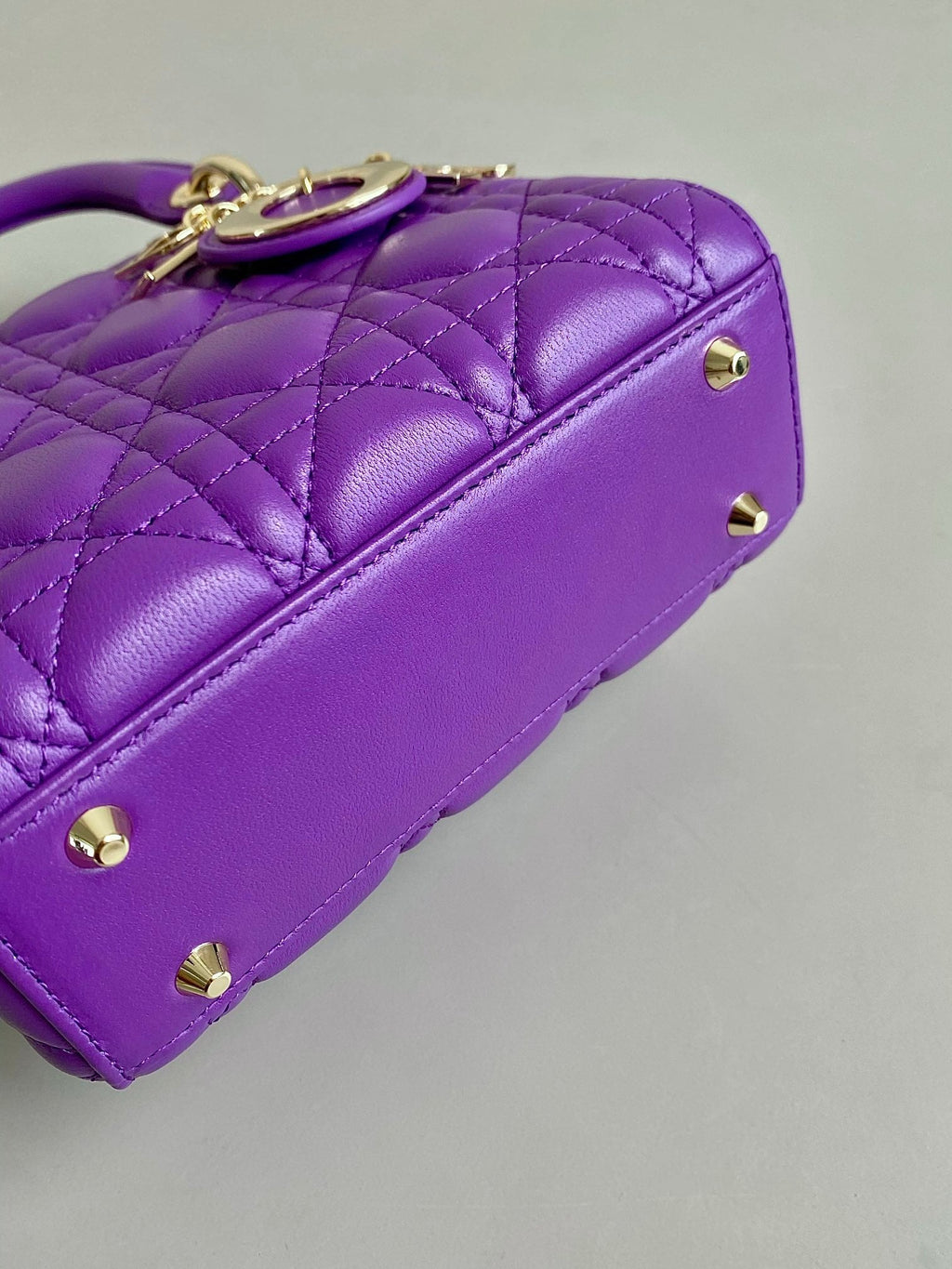 LADY 17 IN VIOLETT-LILA LAMMFELL MIT CANNAGE-MUSTER