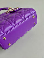 LADY 17 IN VIOLETT-LILA LAMMFELL MIT CANNAGE-MUSTER