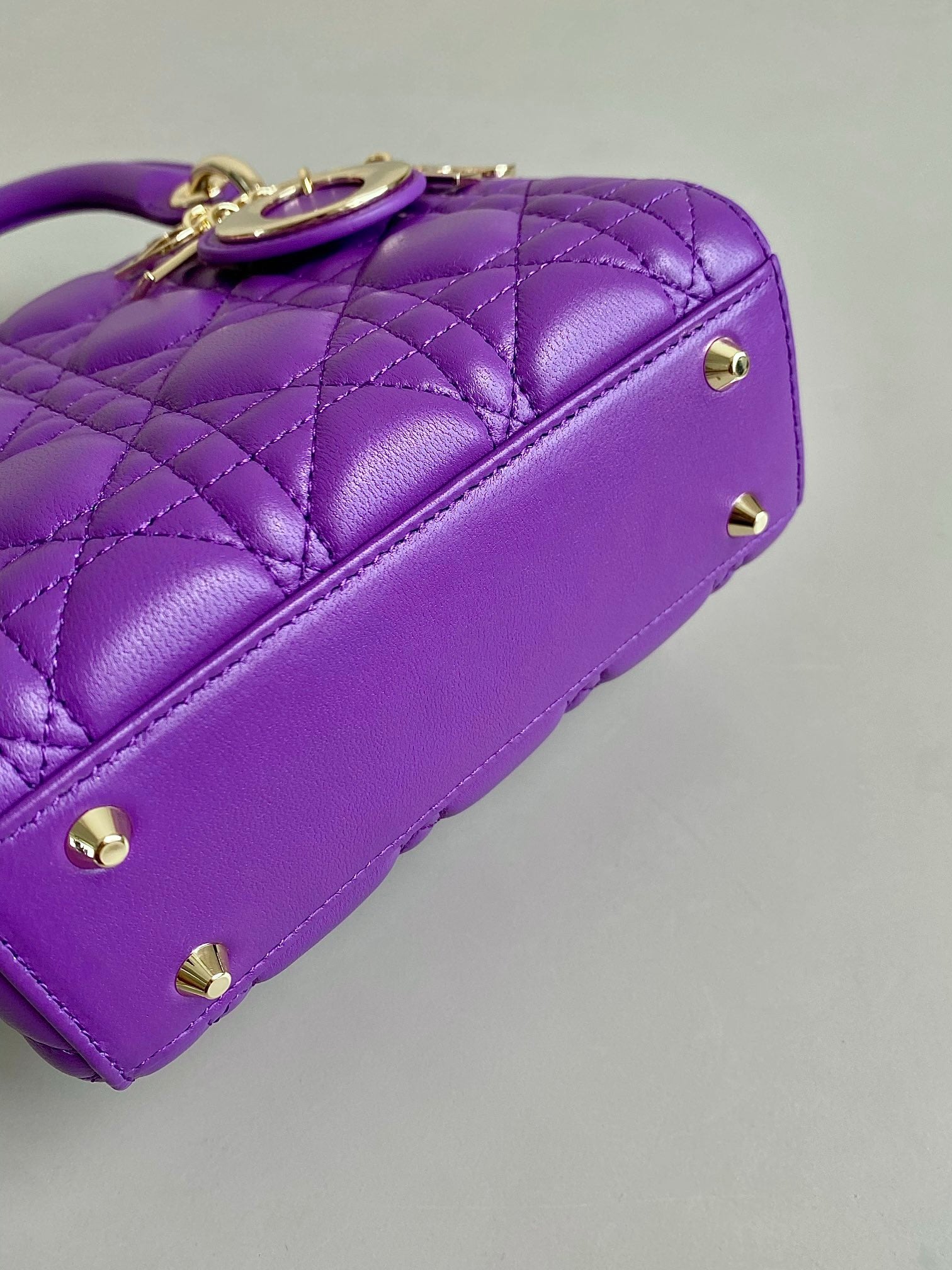 LADY 17 IN VIOLETT-LILA LAMMFELL MIT CANNAGE-MUSTER