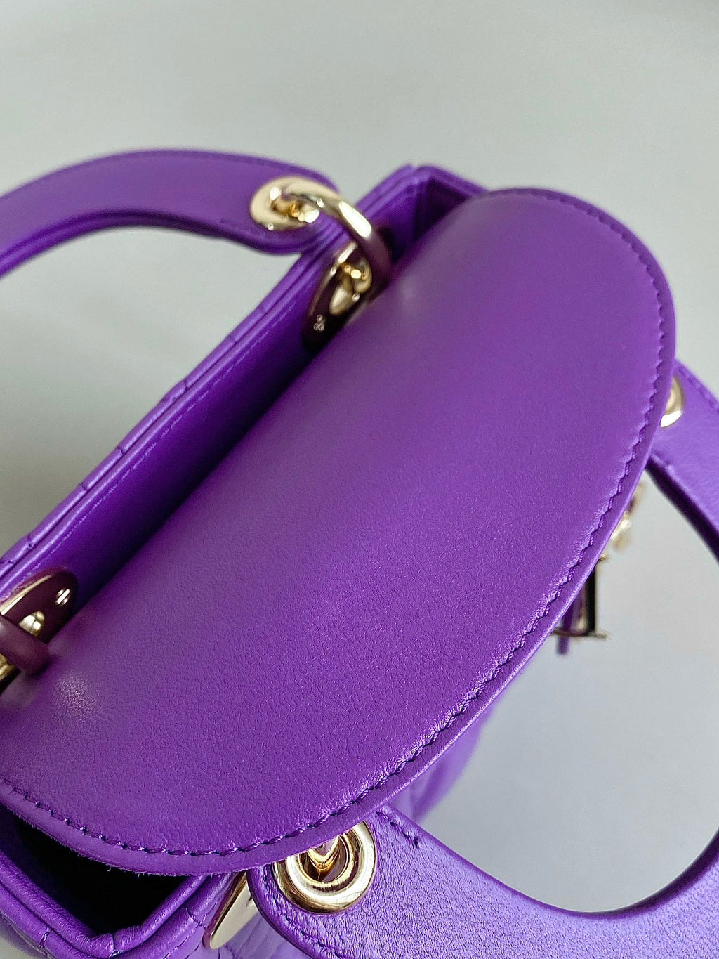 LADY 17 IN VIOLETT-LILA LAMMFELL MIT CANNAGE-MUSTER