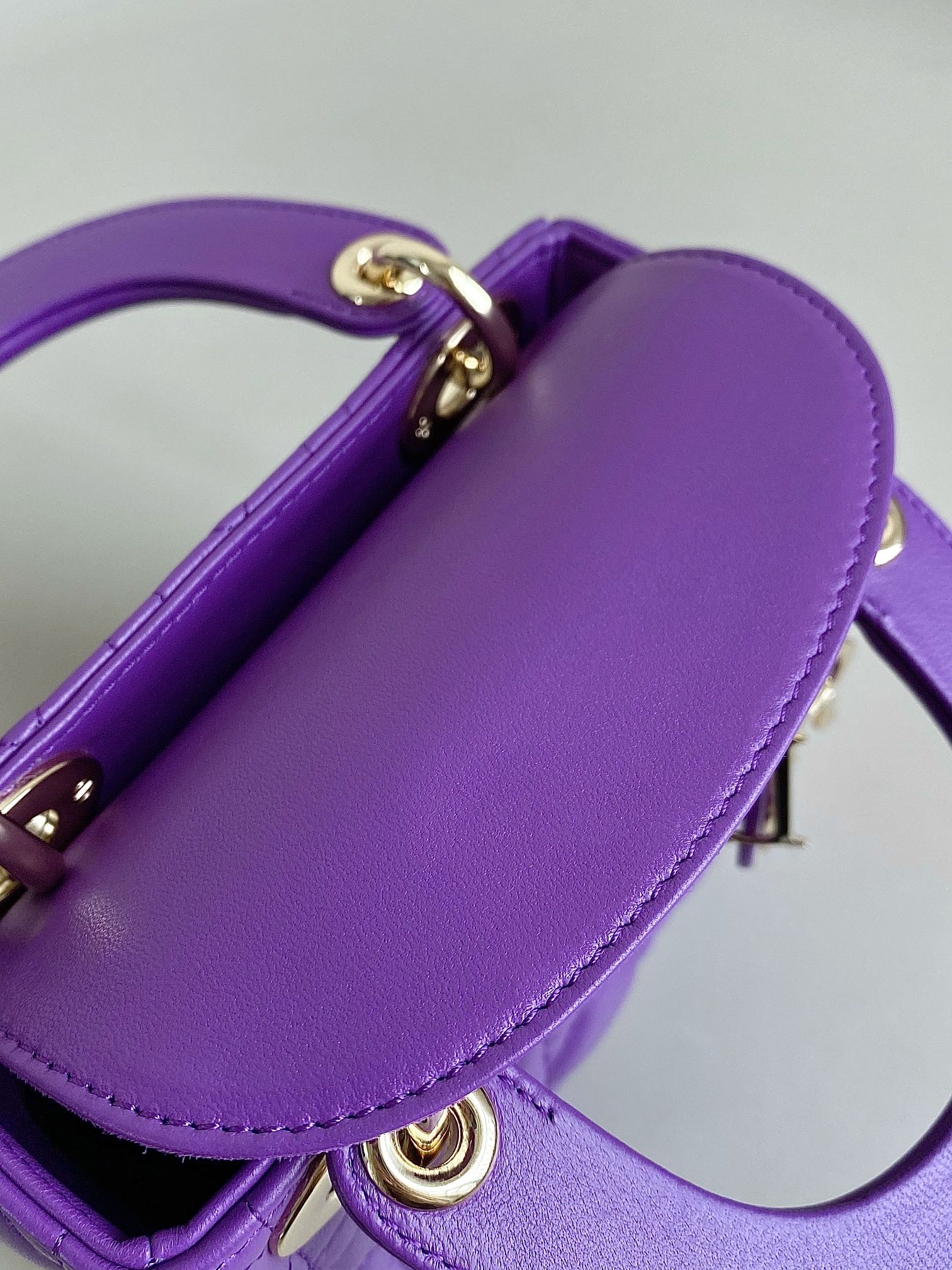 LADY 17 IN VIOLETT-LILA LAMMFELL MIT CANNAGE-MUSTER