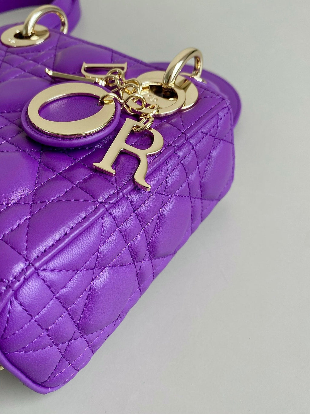 LADY 17 IN VIOLETT-LILA LAMMFELL MIT CANNAGE-MUSTER