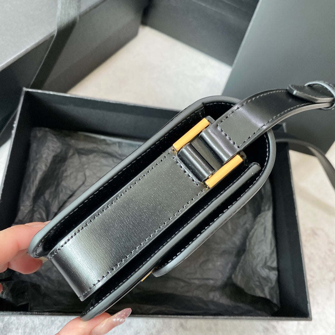 SOLFERINO KLEINE SATCHEL 19 IN SCHWARZEM KALBSLEDER GOLDENES LOGO