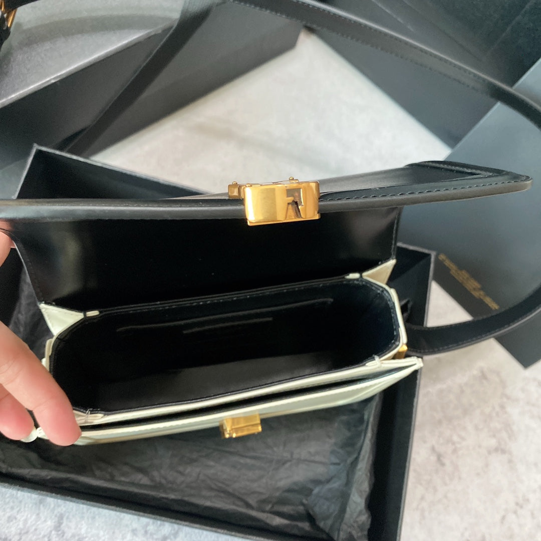 SOLFERINO KLEINE SATCHEL 19 IN SCHWARZ-WEISSEM KALBSLEDER GOLDENES LOGO