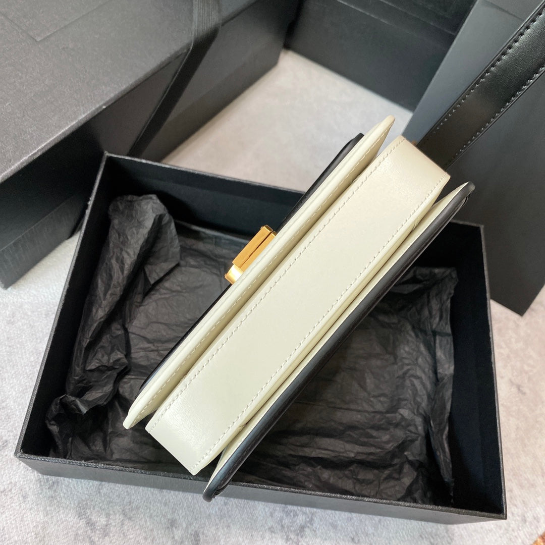 SOLFERINO KLEINE SATCHEL 19 IN SCHWARZ-WEISSEM KALBSLEDER GOLDENES LOGO