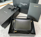 SOLFERINO KLEINE SATCHEL 19 IN SCHWARZ-WEISSEM KALBSLEDER GOLDENES LOGO