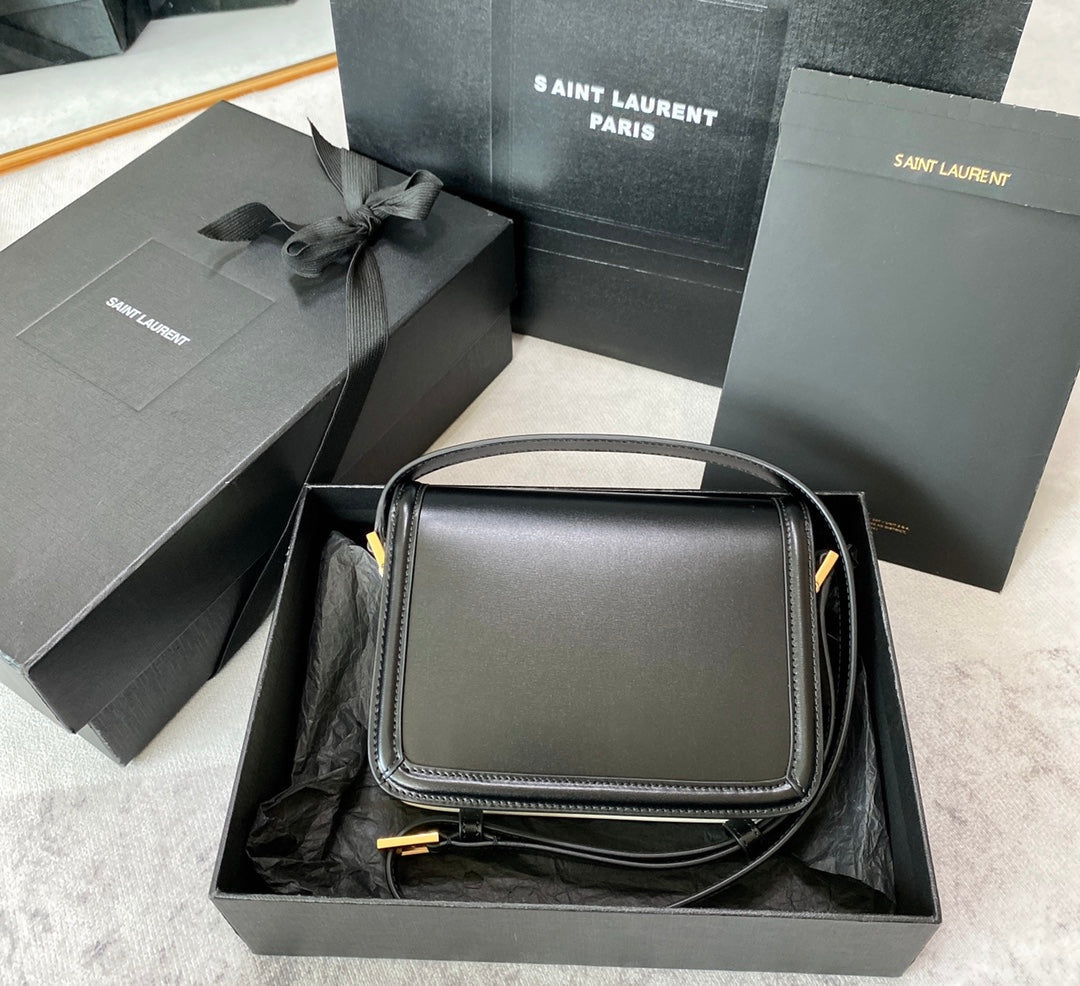 SOLFERINO KLEINE SATCHEL 19 IN SCHWARZ-WEISSEM KALBSLEDER GOLDENES LOGO