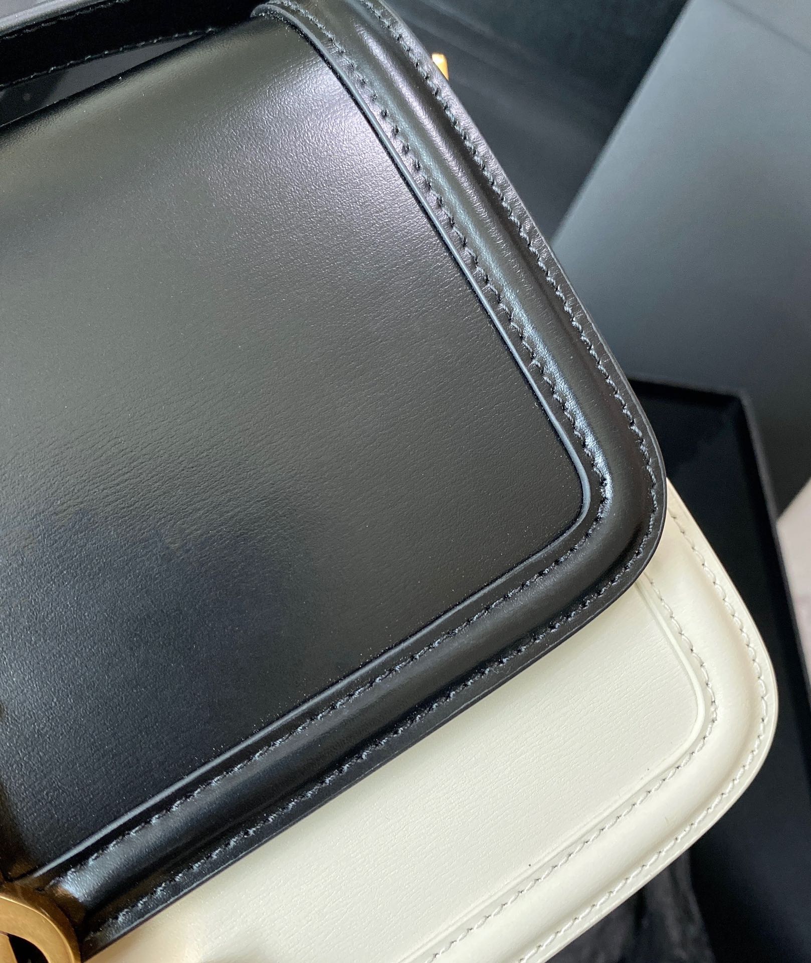 SOLFERINO MEDIUM SATCHEL 23 IN SCHWARZ-MIX WEISSES KALBSLEDER GOLDENES LOGO