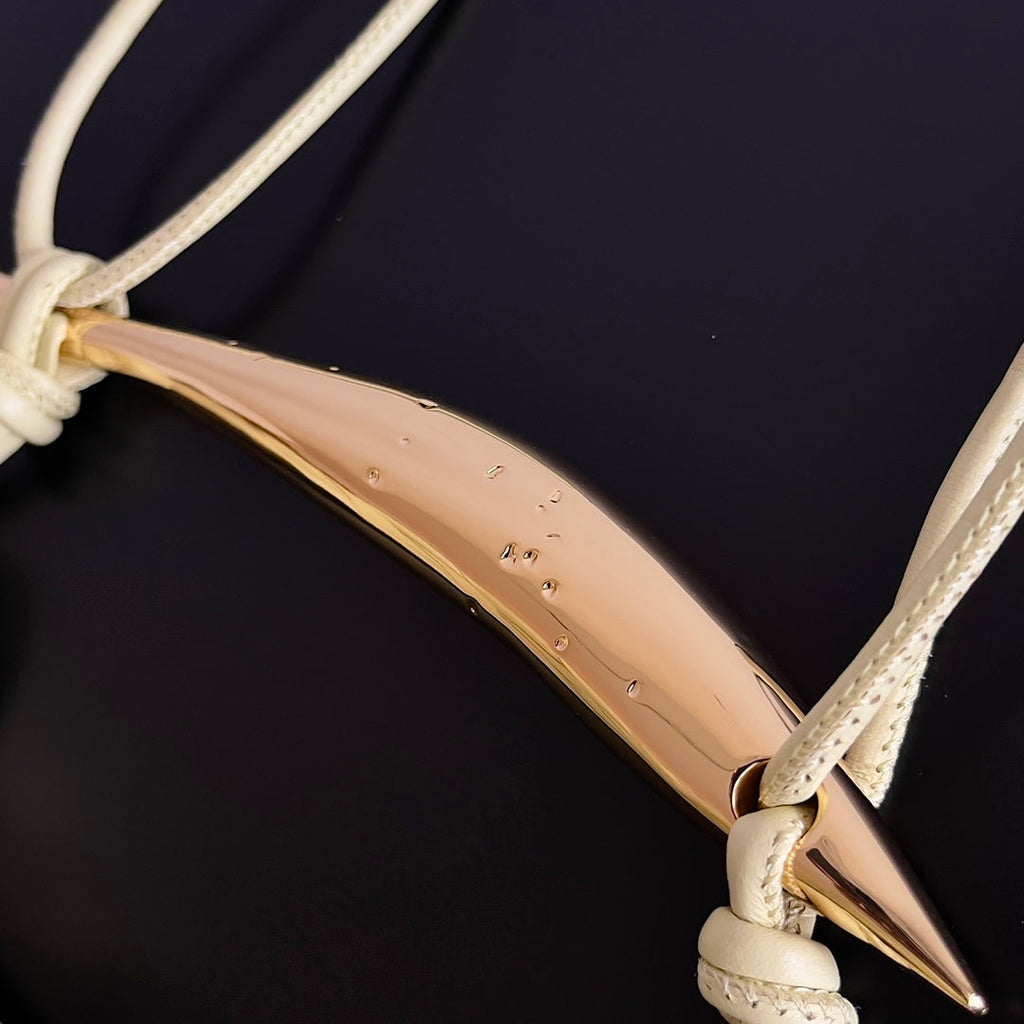 Sardine 20 mit Kette in gelb-cremefarbenem Lammleder