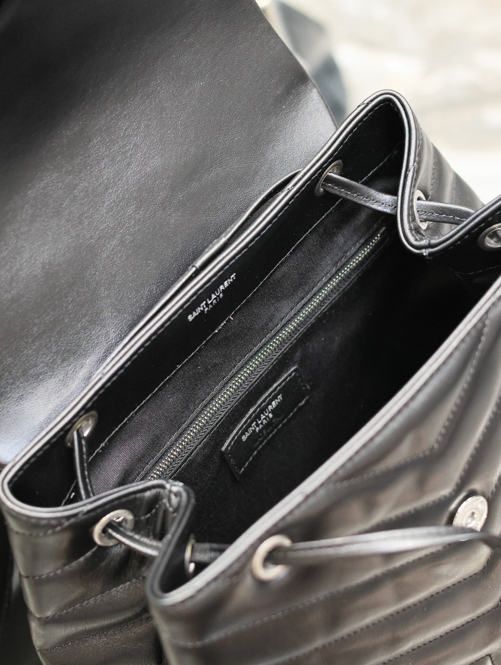 LOU RUCKSACK 33 IN SCHWARZ GESTEPPTES KALBSLEDER SILBERNE BESCHLÄGE