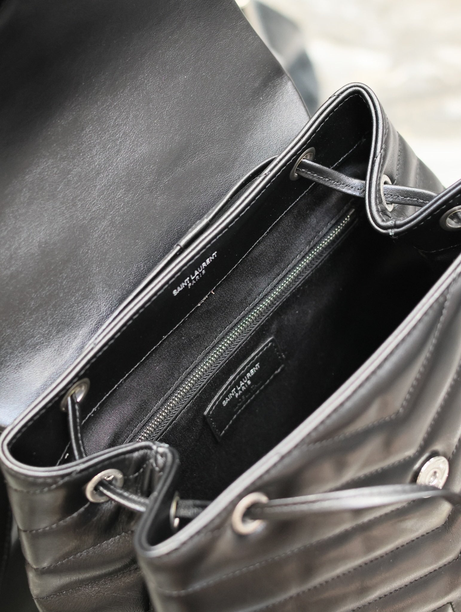 LOU RUCKSACK 33 IN SCHWARZ GESTEPPTES KALBSLEDER SILBERNE BESCHLÄGE