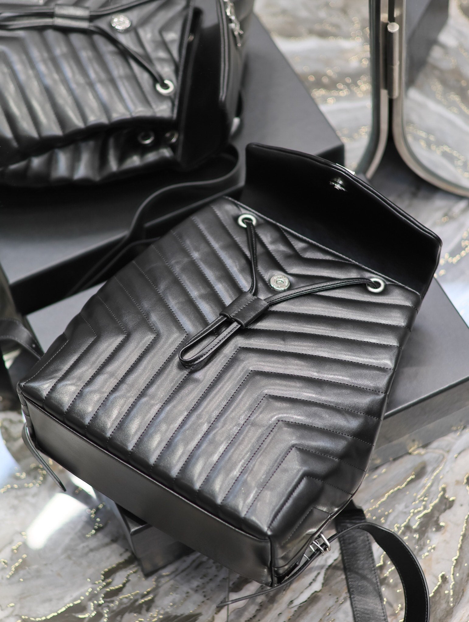 LOU RUCKSACK 33 IN SCHWARZ GESTEPPTES KALBSLEDER SILBERNE BESCHLÄGE