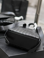 LOU RUCKSACK 26 IN SCHWARZ GESTEPPTES KALBSLEDER SILBERNE BESCHLÄGE