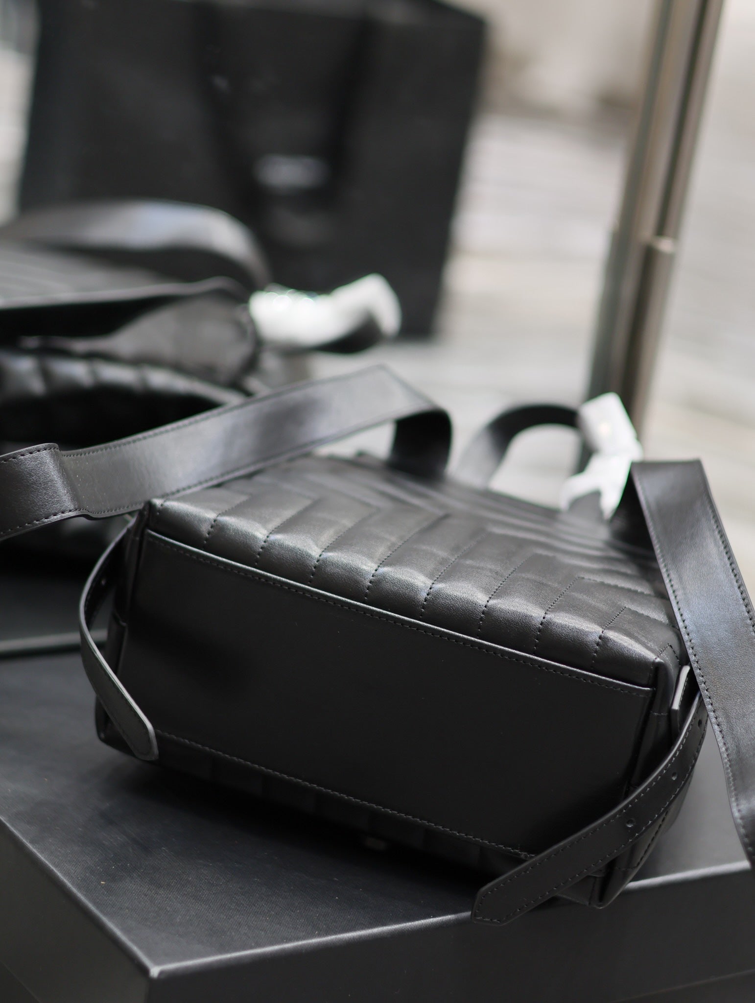 LOU RUCKSACK 26 IN SCHWARZ GESTEPPTES KALBSLEDER SILBERNE BESCHLÄGE