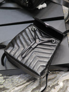 LOU RUCKSACK 26 IN SCHWARZ GESTEPPTES KALBSLEDER SILBERNE BESCHLÄGE