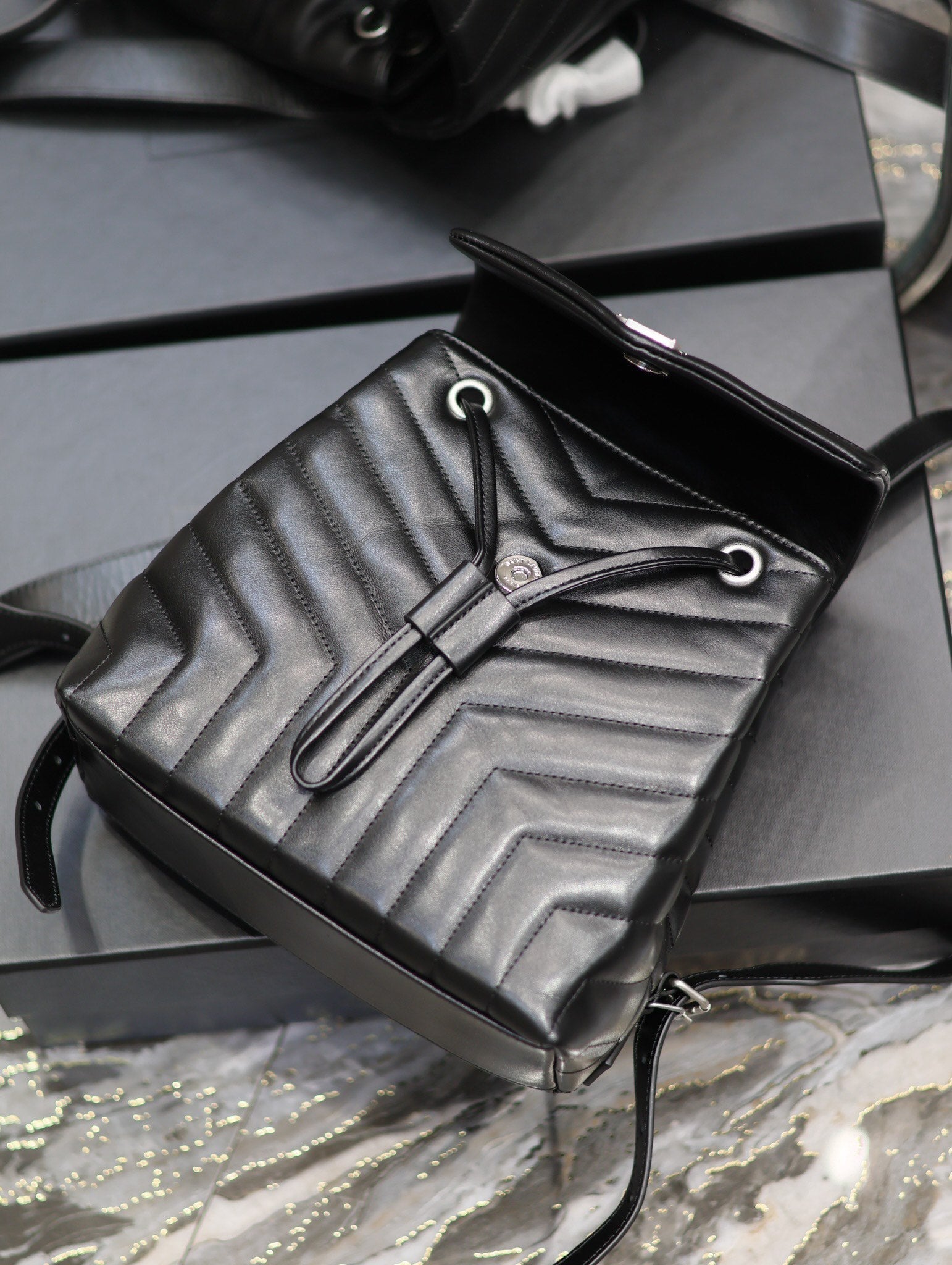 LOU RUCKSACK 26 IN SCHWARZ GESTEPPTES KALBSLEDER SILBERNE BESCHLÄGE