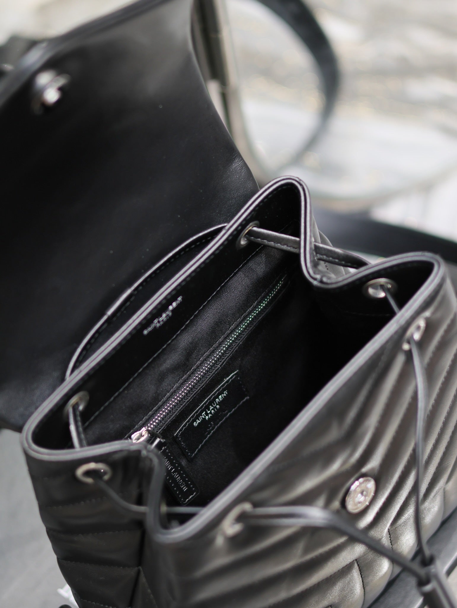 LOU RUCKSACK 26 IN SCHWARZ GESTEPPTES KALBSLEDER SILBERNE BESCHLÄGE