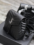 LOU RUCKSACK 26 IN SCHWARZ GESTEPPTES KALBSLEDER SILBERNE BESCHLÄGE