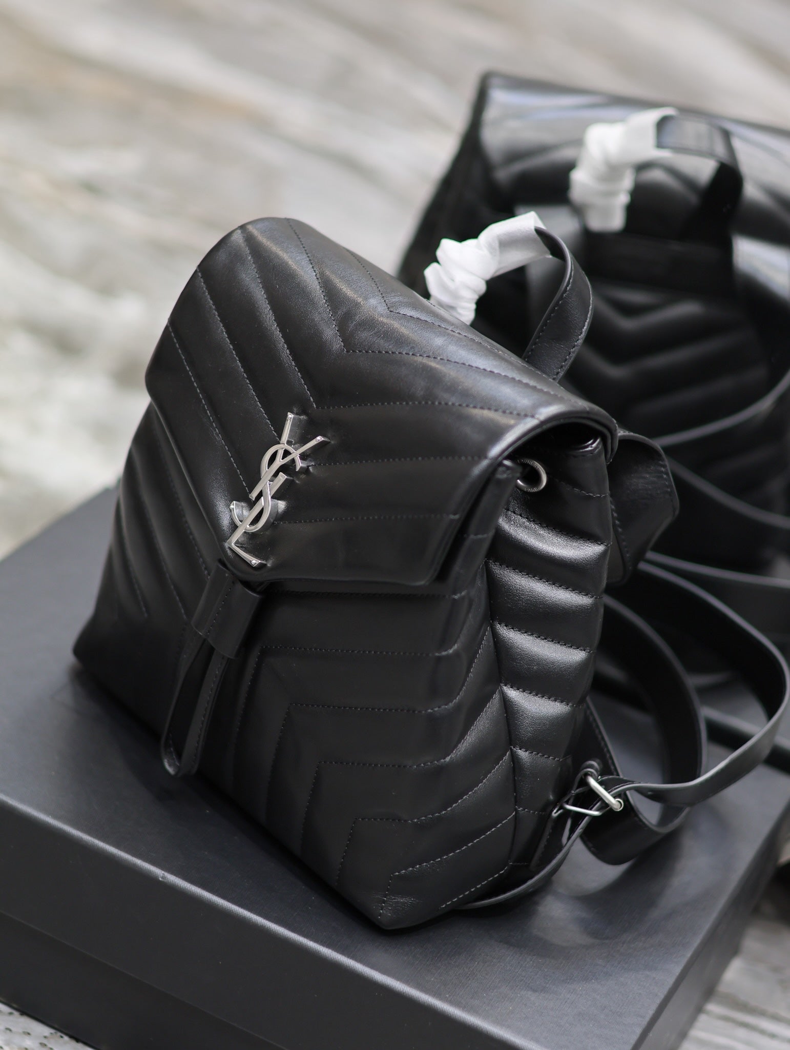 LOU RUCKSACK 26 IN SCHWARZ GESTEPPTES KALBSLEDER SILBERNE BESCHLÄGE