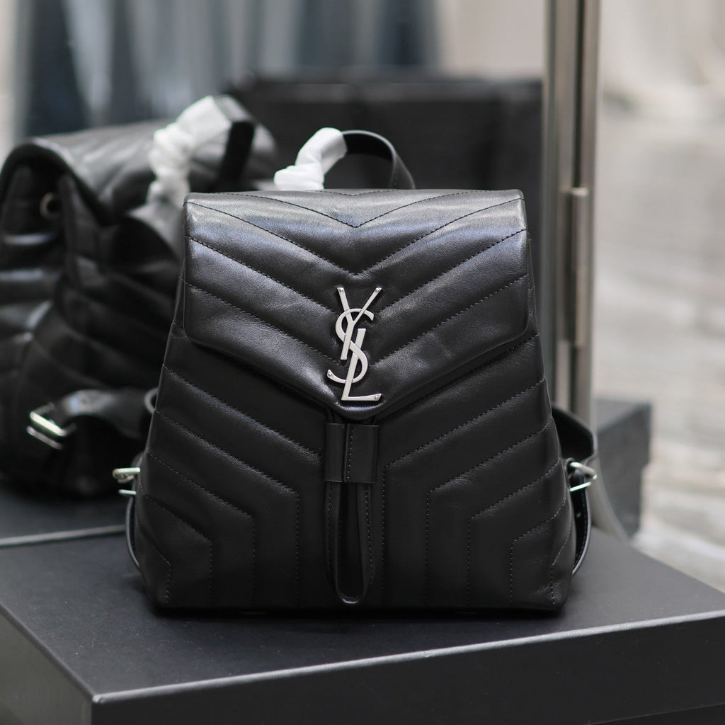 LOU RUCKSACK 26 IN SCHWARZ GESTEPPTES KALBSLEDER SILBERNE BESCHLÄGE