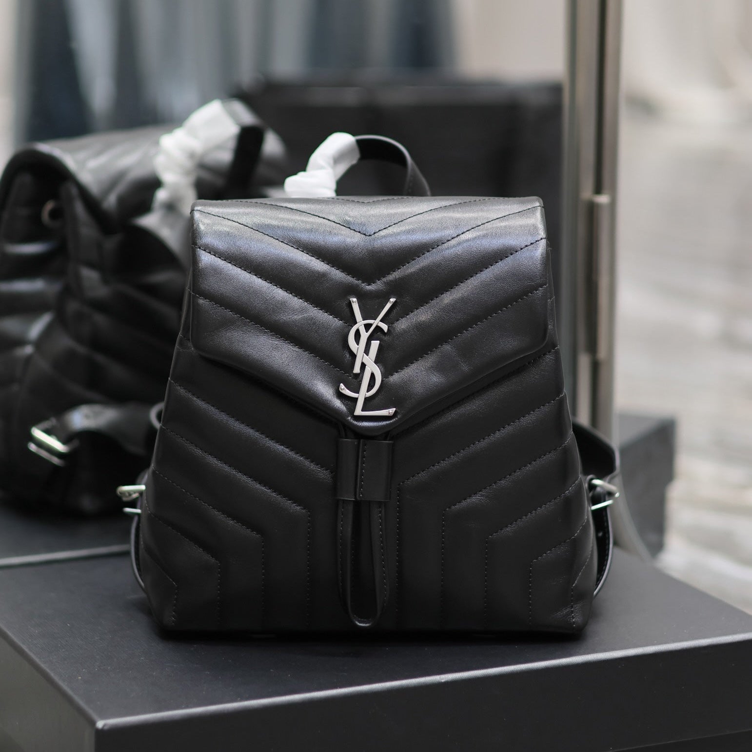 LOU RUCKSACK 26 IN SCHWARZ GESTEPPTES KALBSLEDER SILBERNE BESCHLÄGE