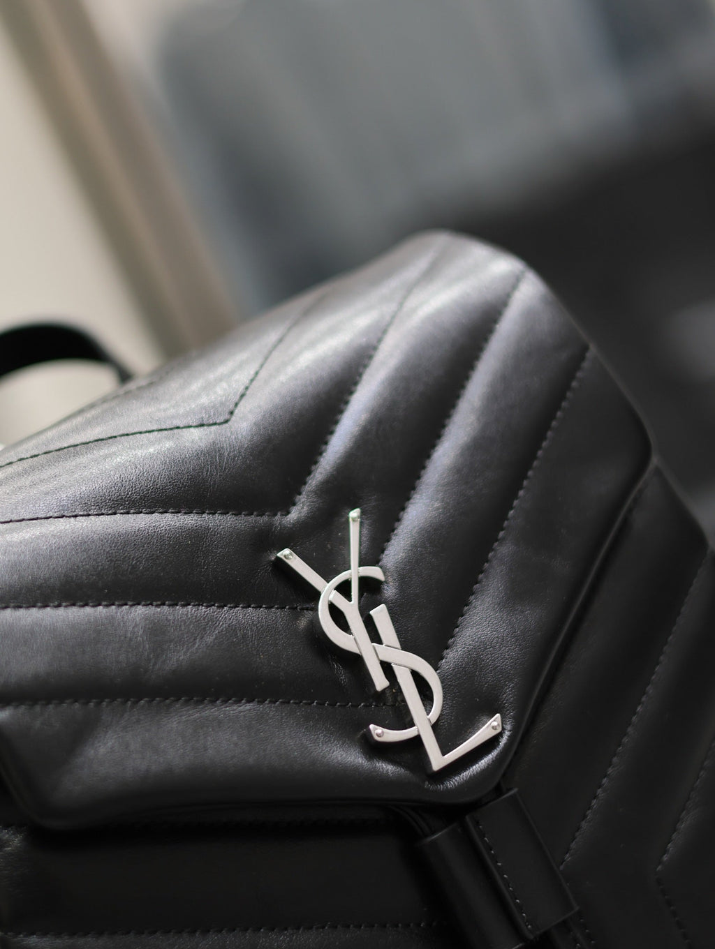 LOU RUCKSACK 26 IN SCHWARZ GESTEPPTES KALBSLEDER SILBERNE BESCHLÄGE