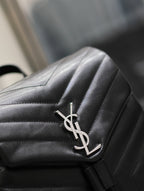 LOU RUCKSACK 26 IN SCHWARZ GESTEPPTES KALBSLEDER SILBERNE BESCHLÄGE