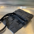 CASSETTE 23 AUS SCHWARZEM KALBSLEDER MIT WELLENMUSTER