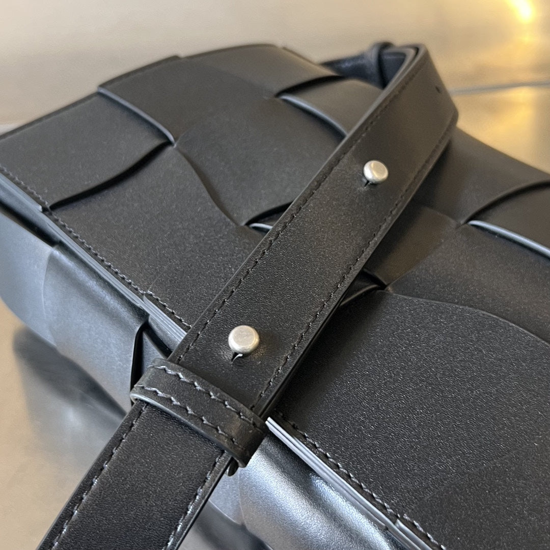 CASSETTE 23 AUS SCHWARZEM KALBSLEDER MIT WELLENMUSTER